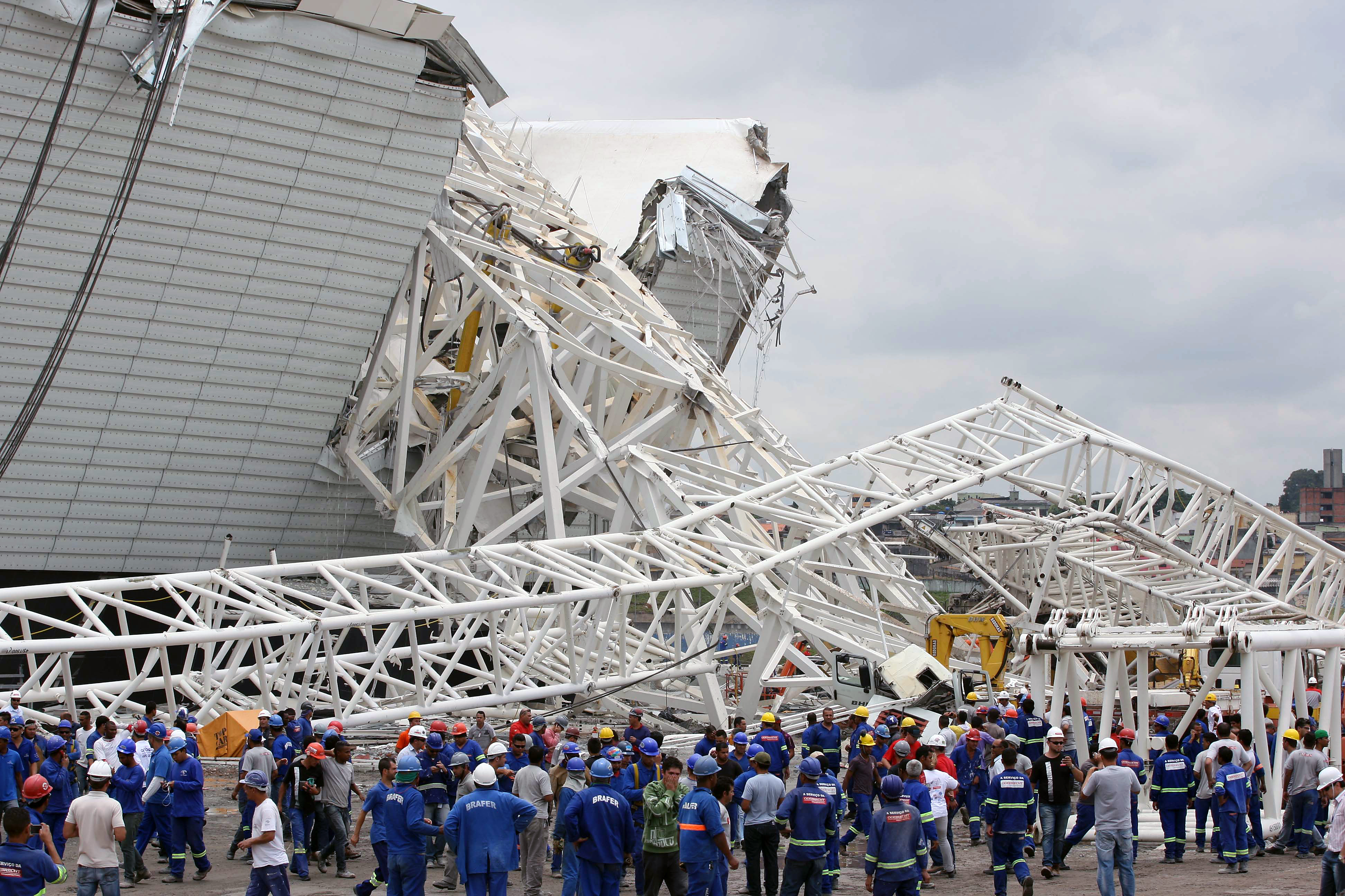 FBL-WC2014-STADIUM-ACCIDENT