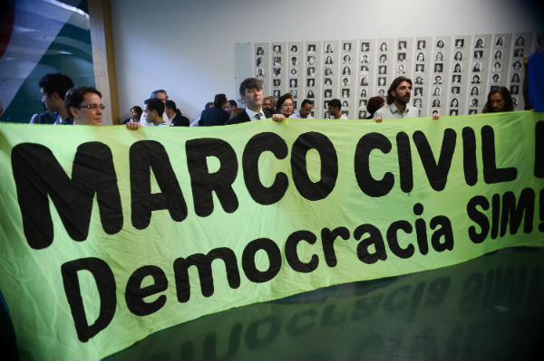 Camara_Marco-civil-Internet_manifestacao_3