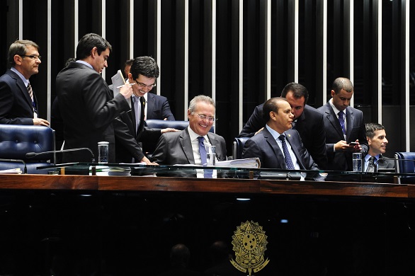 Plenário do Senado durante sessão deliberativa ordinária. Mesa: presidente do Senado Federal senador Renan Calheiros (PMDB-AL); senador Ataídes Oliveira (PSDB-TO); senador Randolfe Rodrigues (Rede-AP). Foto: Jonas Pereira/Agência Senado